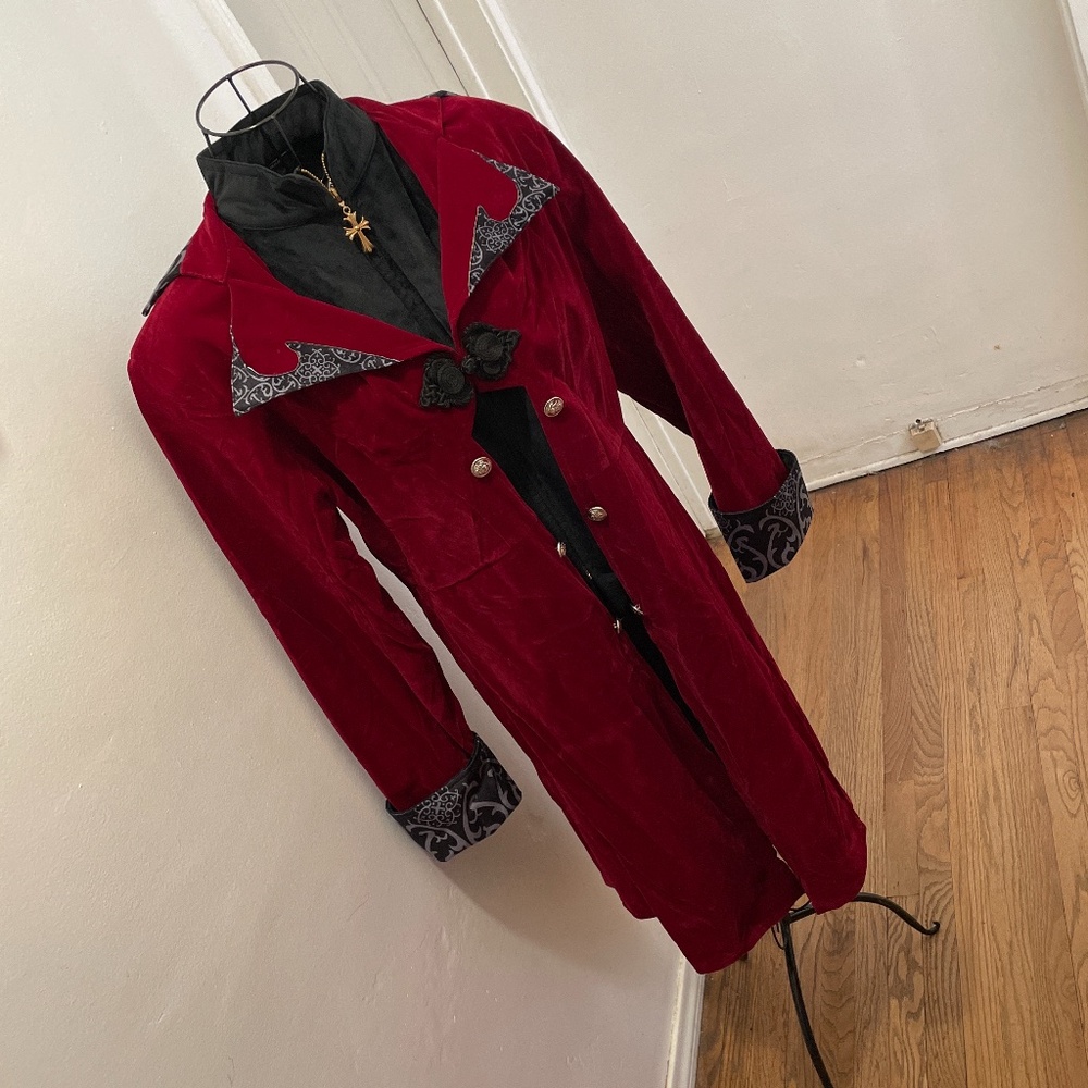 Vampire slayer Halloween costume: Gothic Red & black velvet jacket